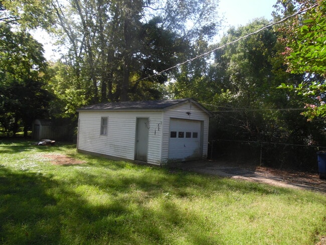 Building Photo - 2492 Southview Dr