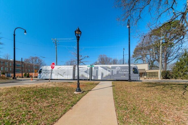 Building Photo - Conveniently Located Condo in Elizabeth Village!