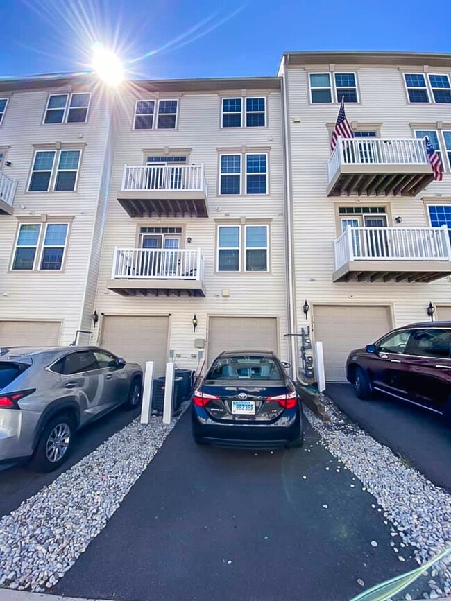 Building Photo - Gorgeous 2-Level 3 Bed 2.5 Bath Condo-Styl...