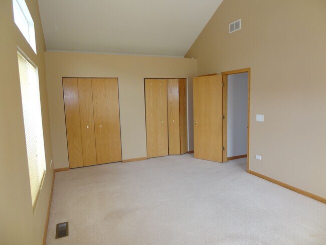Building Photo - Beautiful & Very Spacious End Unit 2 bedroom  2 car garage. Must See.