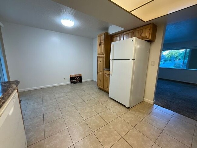 Building Photo - 2 bdrm 1 bath Duplex. Small Dog Friendly