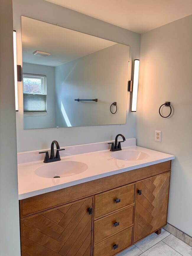 Building Photo - Spacious 5-Bedroom Home in Prime Royal Oak Location – $2,900/month