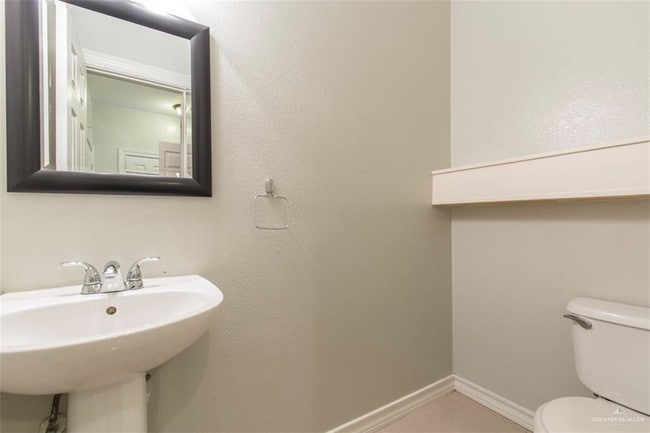 Building Photo - 15 Ivy Ave