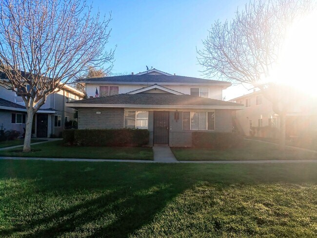 Building Photo - Ground Floor 2bd Condo With On-site Laundr...