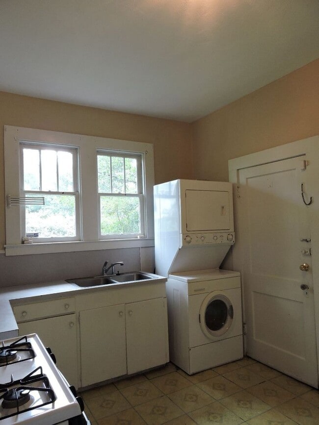 Building Photo - University Gardens One Bedroom Apartment F...