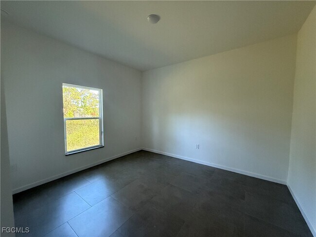 Building Photo - 443 Lampion Ave S