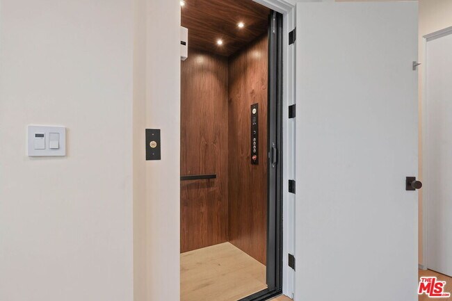 Building Photo - 2354 Riverside Dr