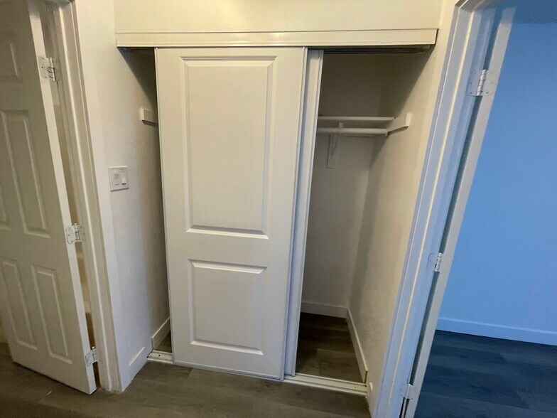 Spacious closet - 3030 Valle Vista Dr