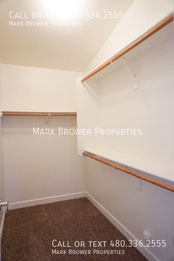 Building Photo - 1136 E Christopher St