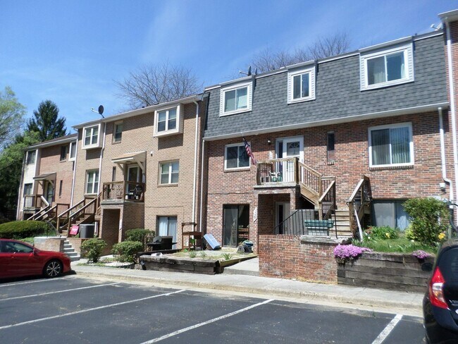 Building Photo - 3 Bedroom 2 Bath Townhouse