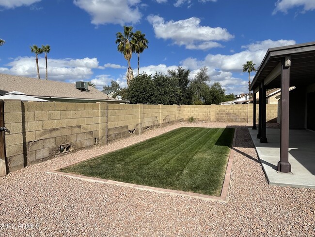 Building Photo - 710 W Cheyenne Dr
