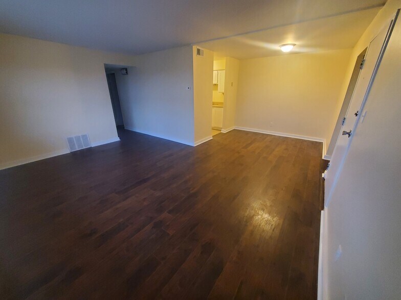 Building Photo - 1532 Hobson Dr