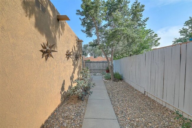 Building Photo - Midtown Santa Fe 3 Bed, 2 Bath, 2 Car Garage and EV Charger