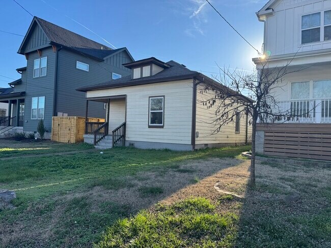 Building Photo - 1609 17th Ave N