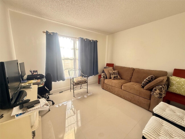 Building Photo - 4640 Lucerne Lakes Blvd W