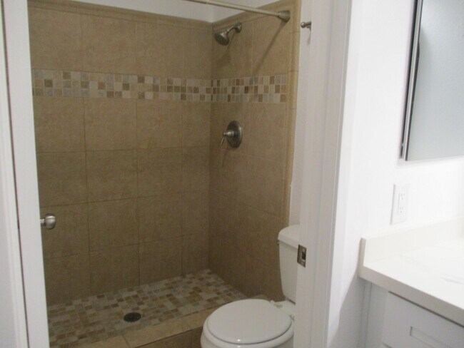 Building Photo - Desirable Chula Vista 2 Bedroom 2 Bath Condo!