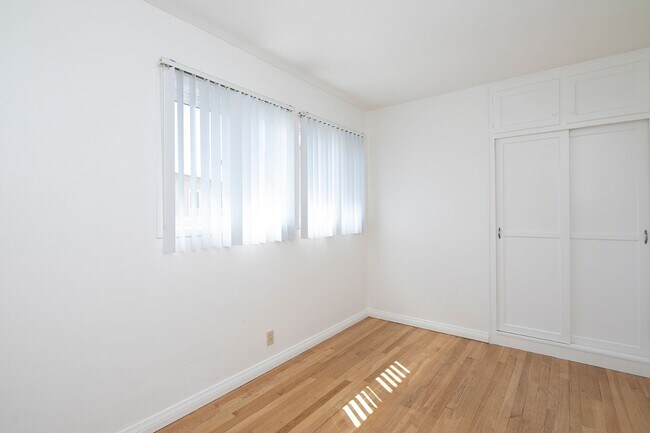 Building Photo - 2BR in La Jolla ~ 1 Mile from the Beach!
