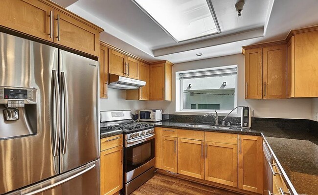 Building Photo - 1036 S Serrano Ave