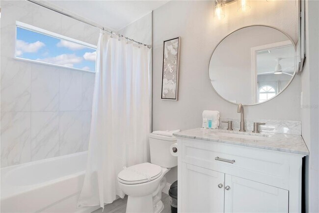 Building Photo - 544 Pineloch Dr