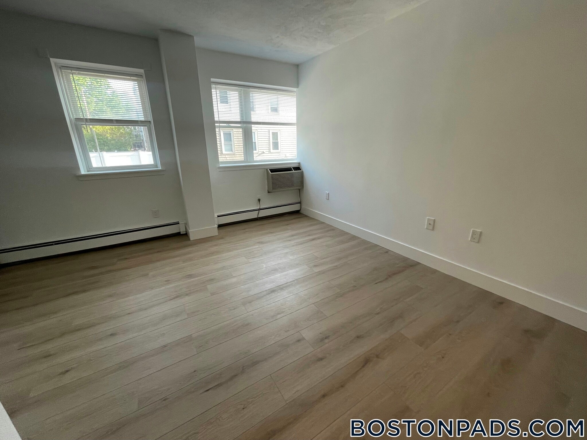 Building Photo - 740 E 7th St