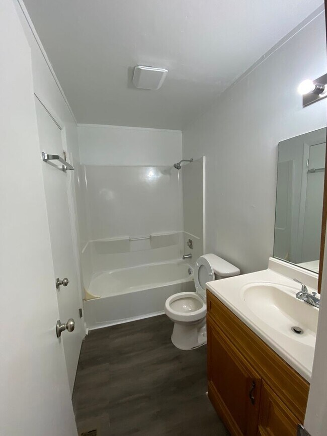 Building Photo - AVAILABLE END-APRIL 2026! (Pets Considered)