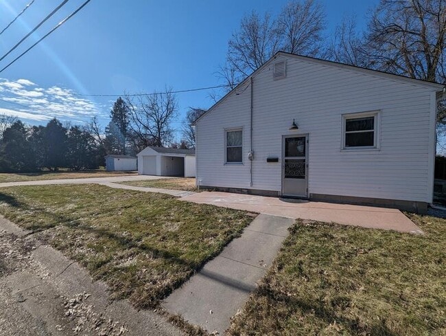 Building Photo - 130 13th Ave E