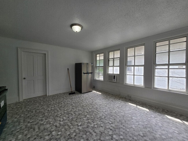Building Photo - 403 W Hampton Ave