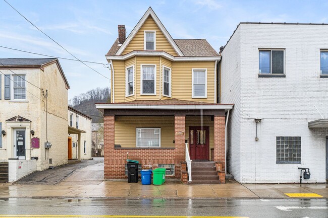 Building Photo - 1738 Main St