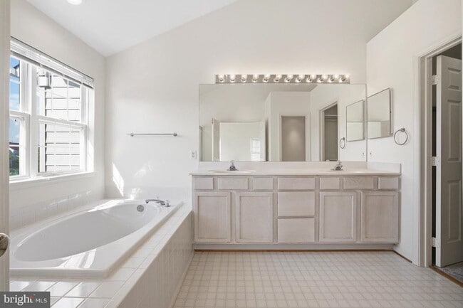 Building Photo - 44094 Saxony Terrace