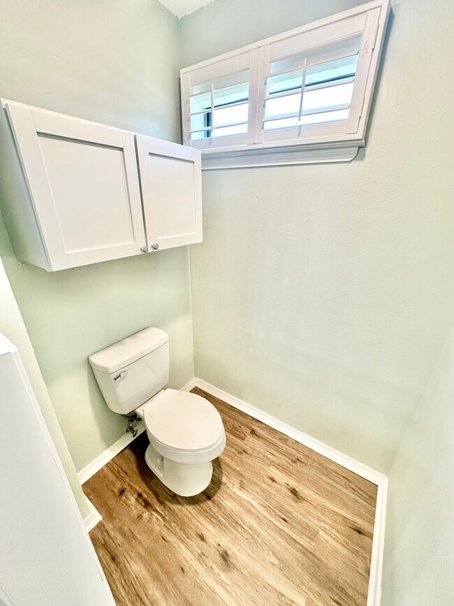Building Photo - GORGEOUS 3 bedroom/3 bathroom/2 car garage townhome for rent in the desirable DONLABROOK GARDENS!