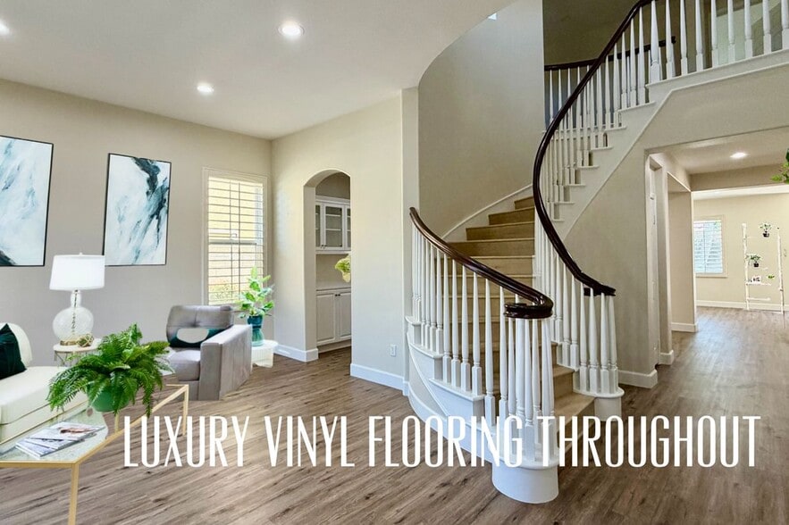 Building Photo - 2566 Pearblossom St