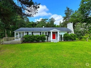 Building Photo - Well Maintained Home on Spacious Lot!