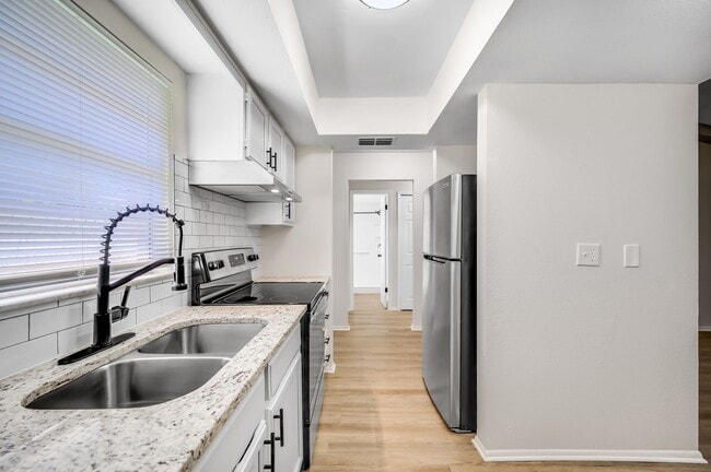 Building Photo - Renovated Apartment in the Heart of Carollwood