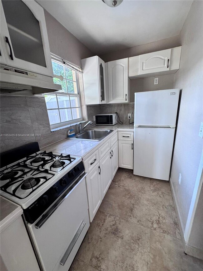 Building Photo - 955 SW 75th Ave