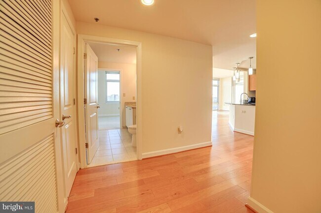 Building Photo - 5750 Bou Ave