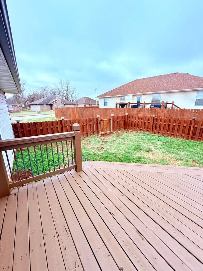 Building Photo - Bent Tree Subdivision - 4 BR - 2 Living Areas - 3 Car