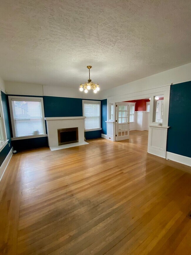 Building Photo - Beautiful Craftsman on Broadway with Live-Work Space Option