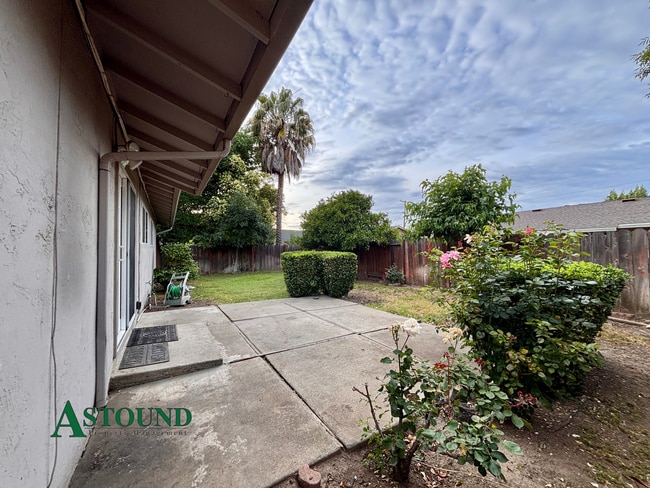 Building Photo - 2627 Prestwick Ave