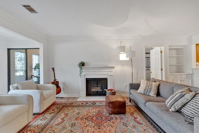Building Photo - 25109 Plantation Dr NE