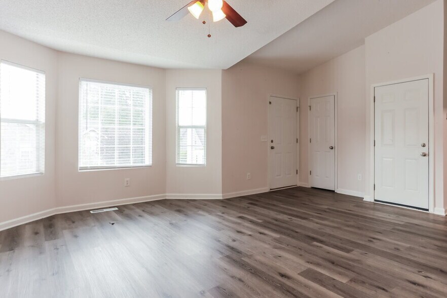 Building Photo - 5987 Graywood Cir SE