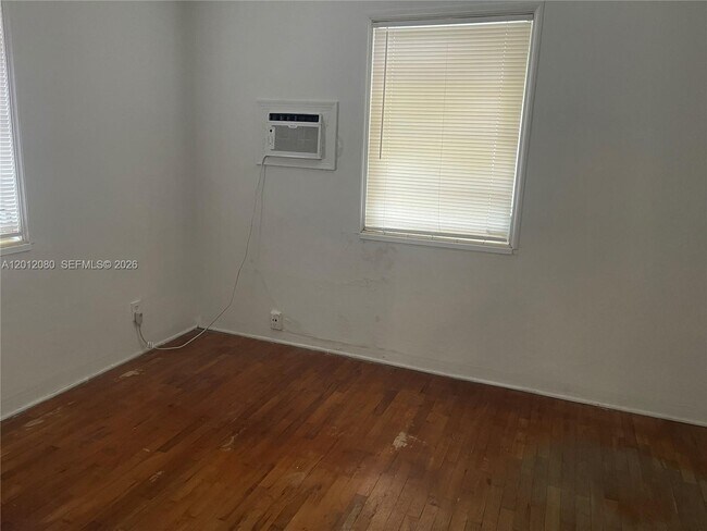Building Photo - 1644 Plunkett St