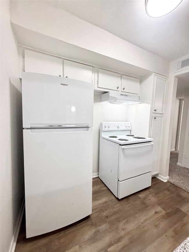 Building Photo - 321 E Cedar St