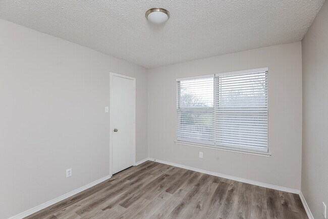Building Photo - 7024 Lake Jackson Dr