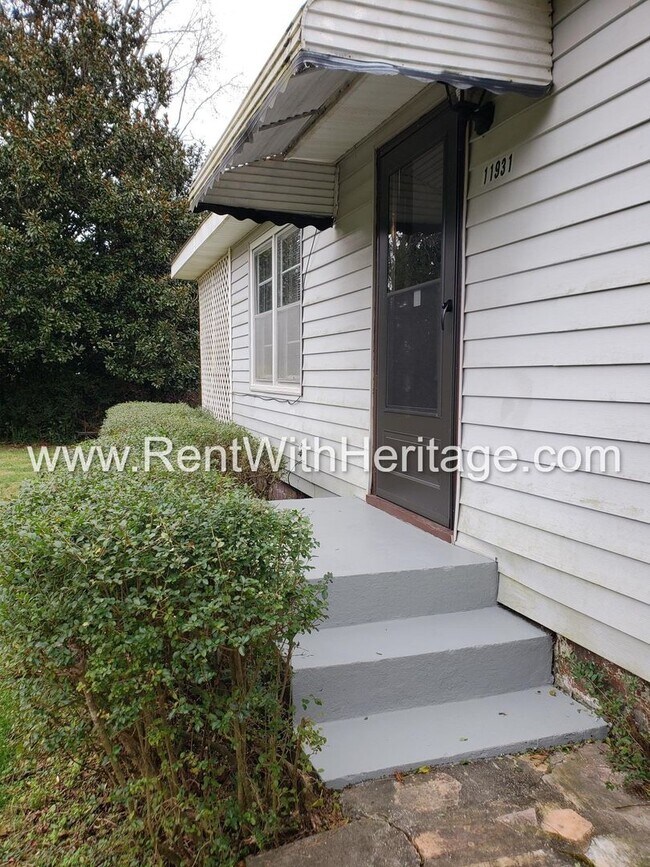 Building Photo - GRANDPA'S BUNGELOW/ CHARMING RANCH HOME/ TOTALLY RENOVATED/ PRIVATE YARD