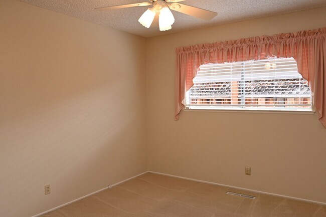 Building Photo - Prime Willow Glen, Just In Time for the Ho...