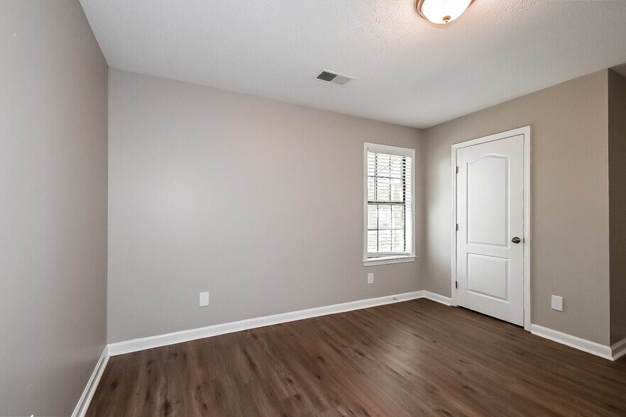 Building Photo - 185 Parkway Cove W