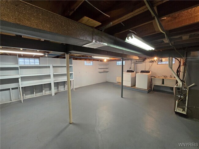 Building Photo - 161 Foxpoint W