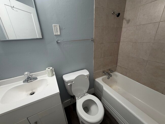 Building Photo - 1300 Robin Hood Ln