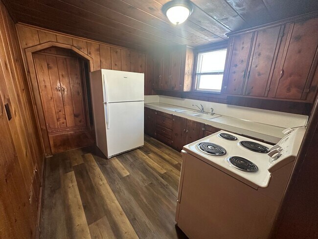 Building Photo - Large 2 bedroom home on dead end street