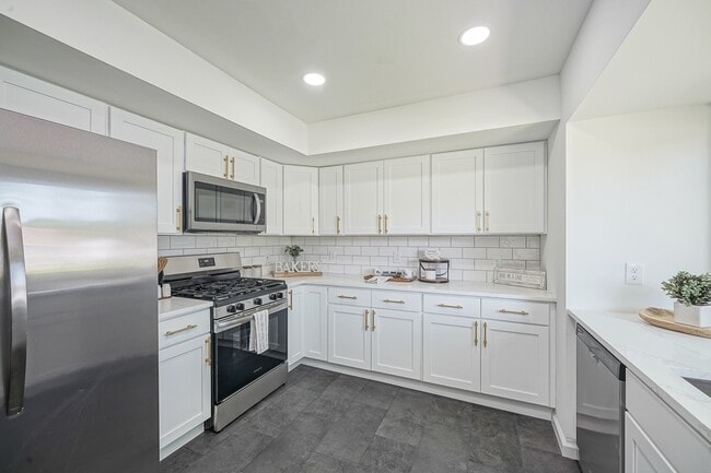 Building Photo - 411 Greenview Dr